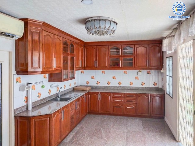 *****บ้านเดี่ยวมือสองย่านกรุงเทพฯ ม.ซื่อตรง28 นวมินทร์ เนื้อที่กว้างขวางมากถึง 108 ตร.ว. ฟังก์ชัน 5 ห้องนอน 4 ห้องน้ำ ที่จอดรถ 2 คัน บ้านหลังใหญ่ พื้นที่ใช้สอยกว้างขวาง พร้อมเข้าอยู่ บนทำเลแห่งการเดินทาง ใกล้รถไฟฟ้าสายสีชมพู "สถานีรามอินทรา40" และจุดขึ้นทางด่วน "รามอินทรา"